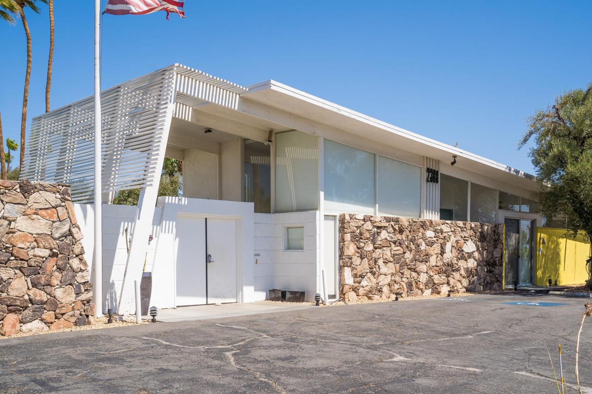 Monkey Tree Hotel By Avantstay Stylish Hotel In Palm Springs W Pool エクステリア 写真